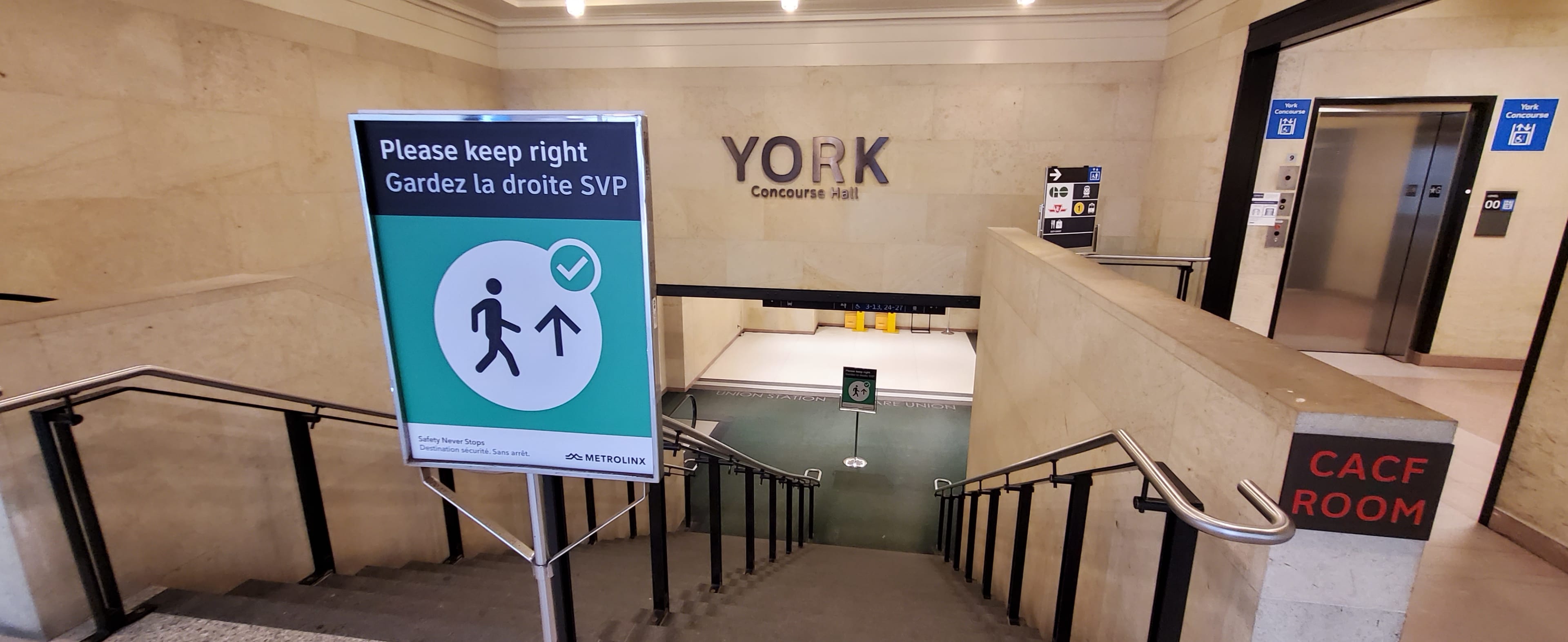 a sign that tells people on the stairs to stay to the right.