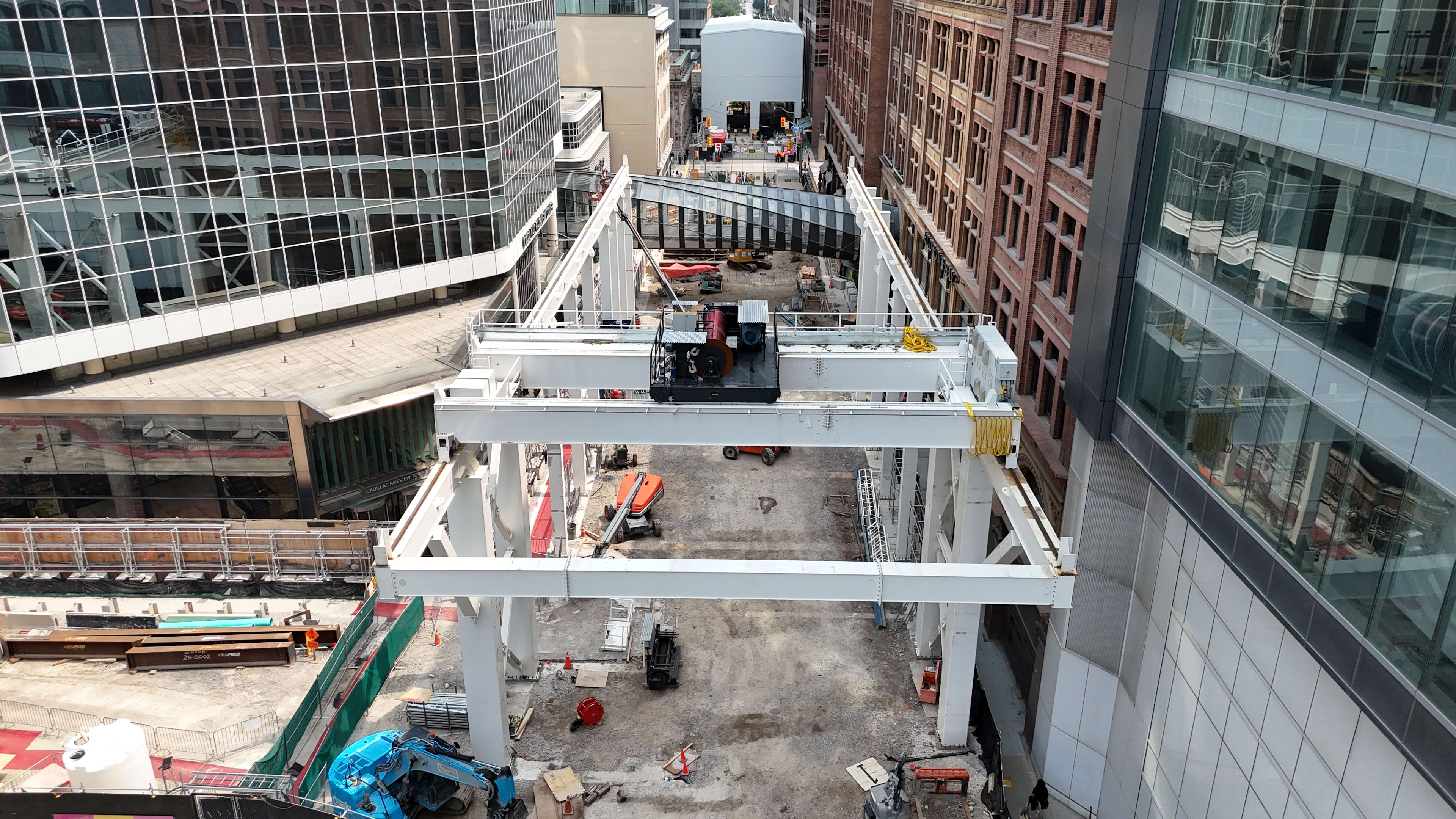 Example of a gantry crane installed on an elevated structure at Queen station