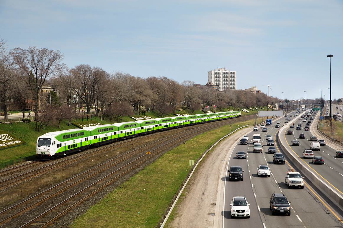 Lakeshore West train beside Gardiner Expressway