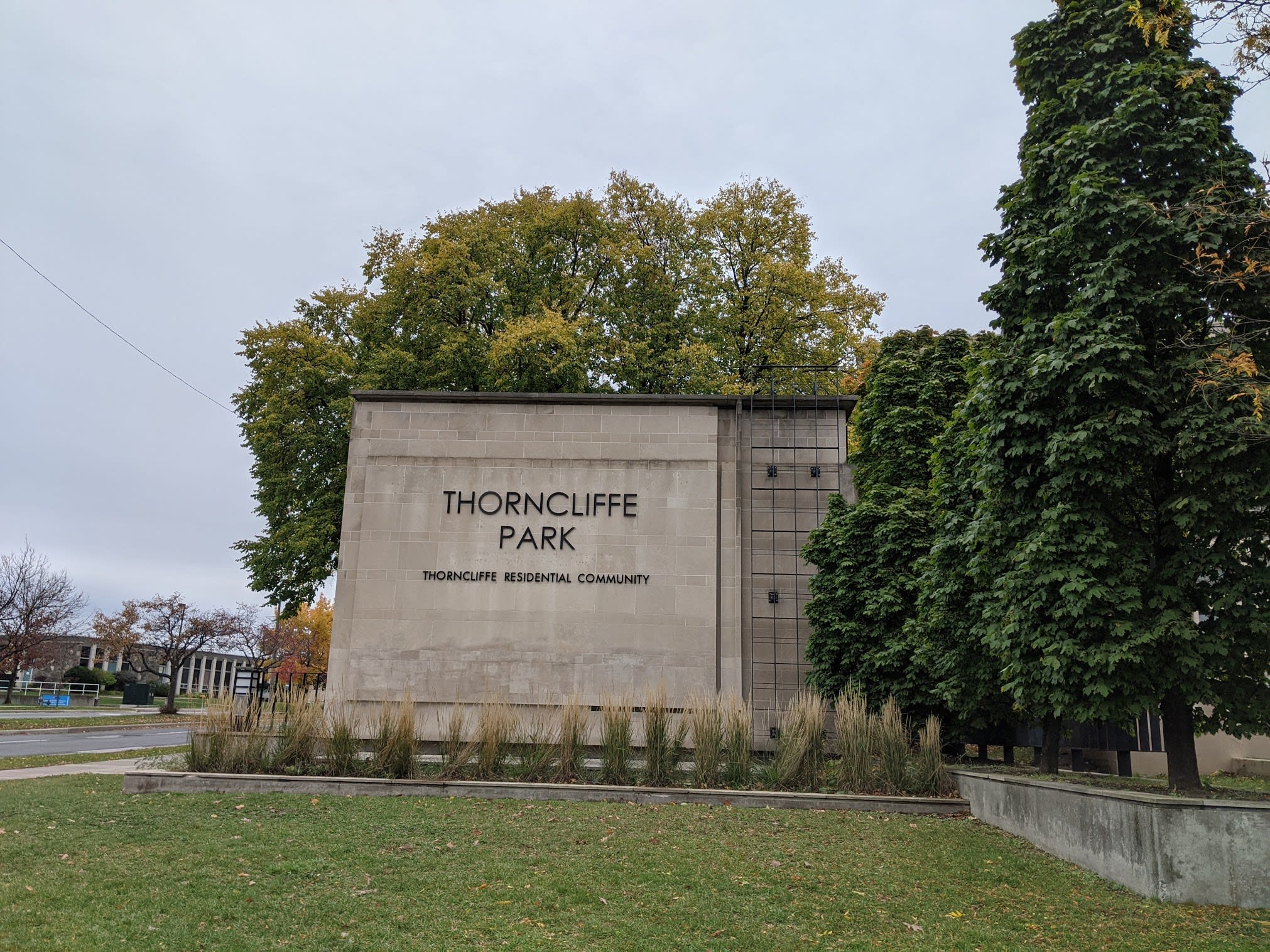 a large stone Thorncliffe Park sign