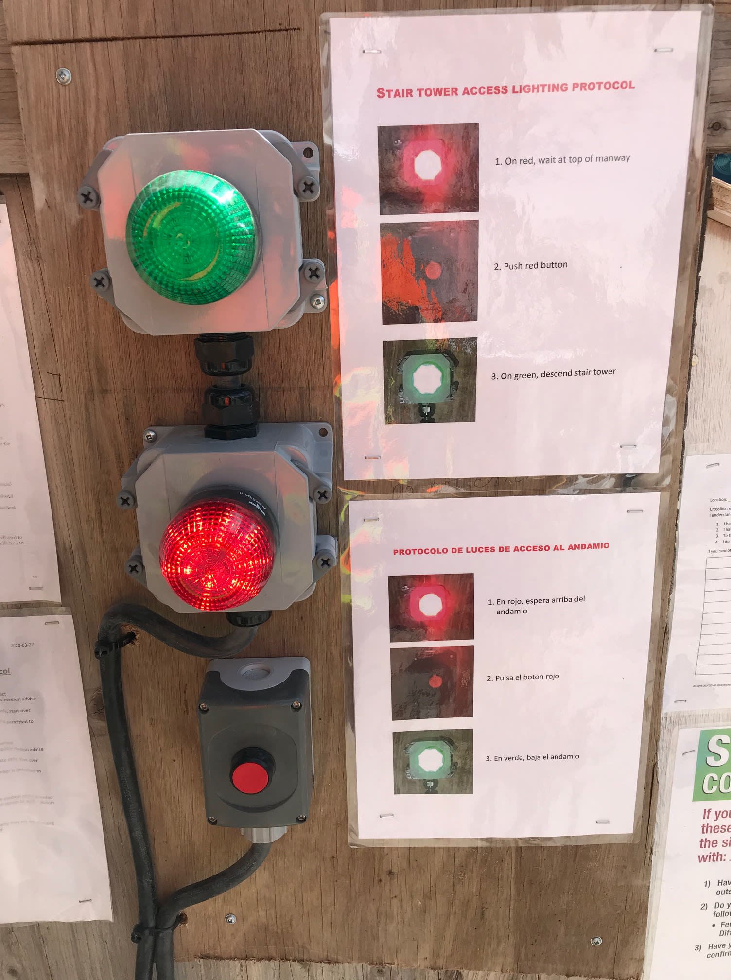 a green and red light, with instructions.