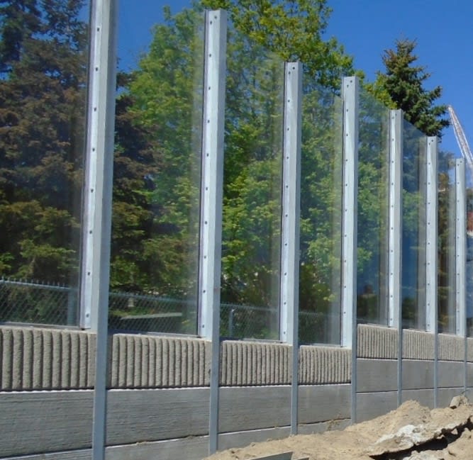 A wall - the lower part concrete and the upper part transparent plastic - is shown.