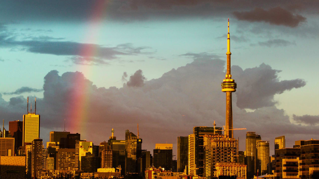 Image de la ligne d'horizon de Toronto avec un arc-en-ciel