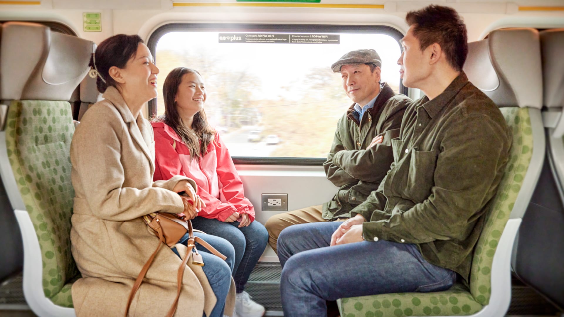 Nouveaux arrivants dans un train GO