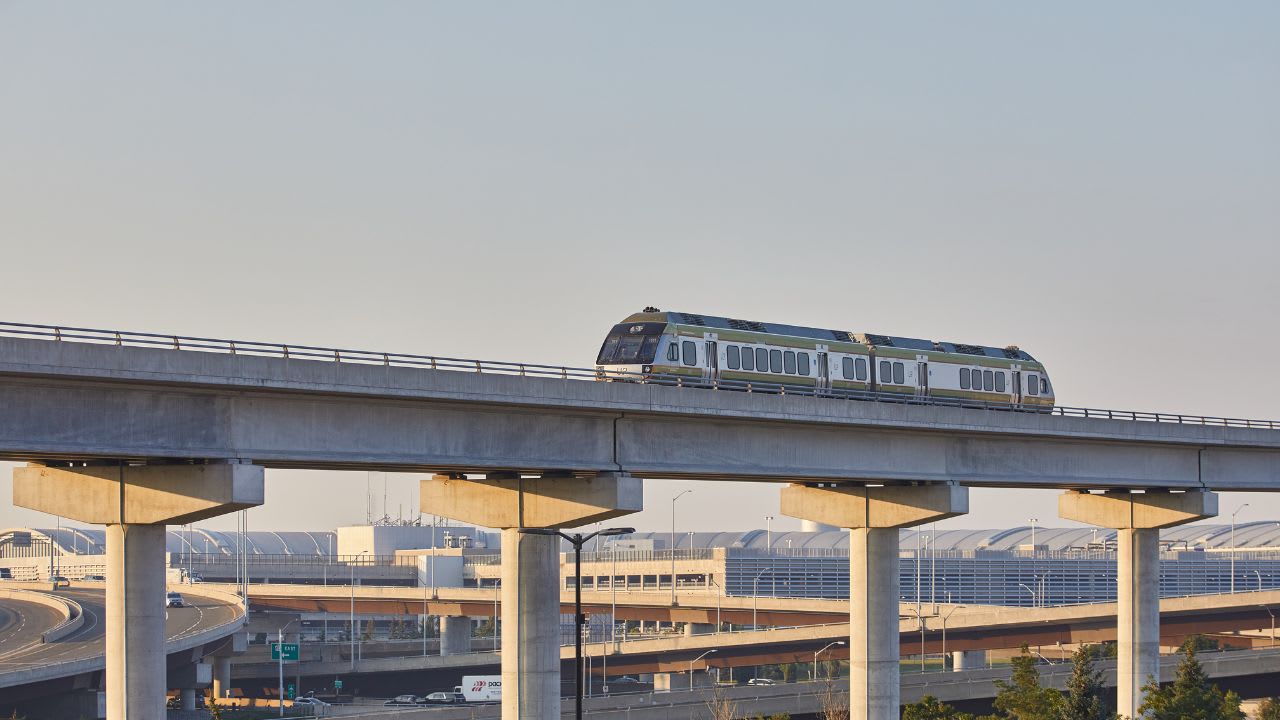 Image of the UP Express on the elevated rail